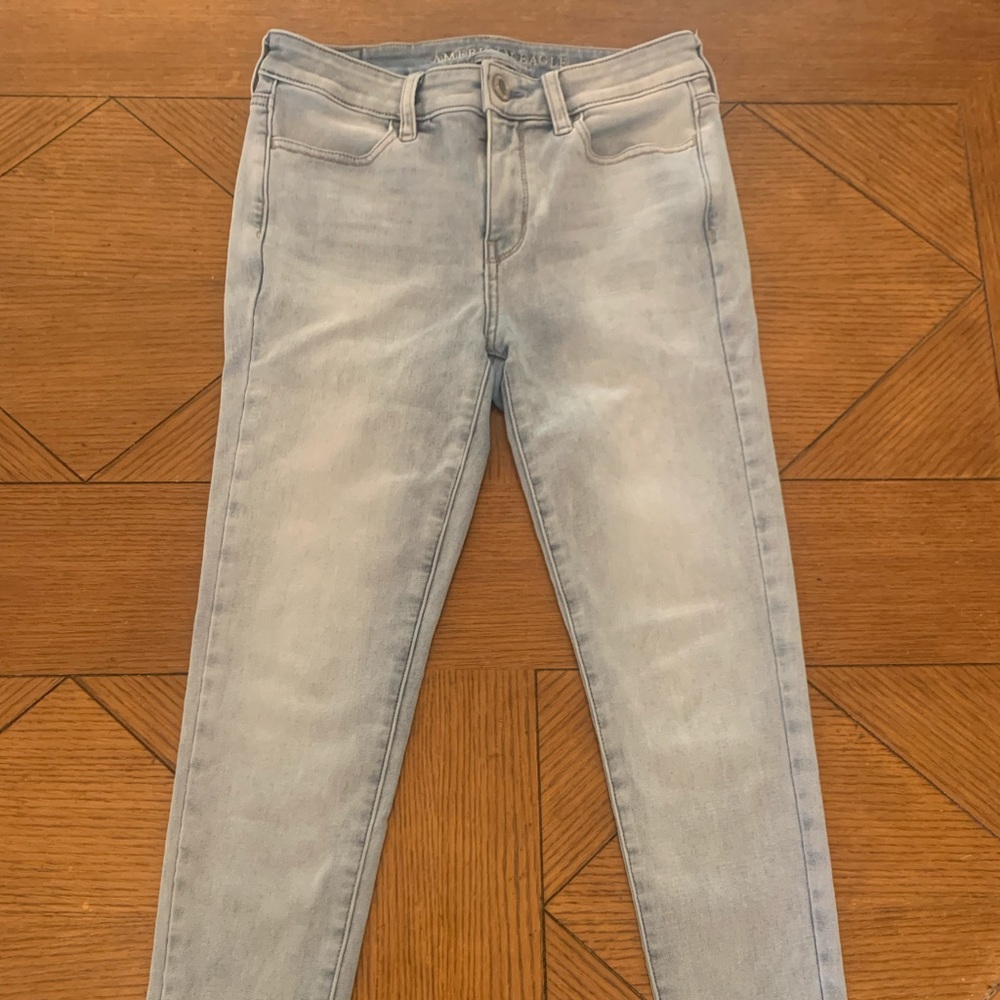 American Eagle light wash skinny jeans